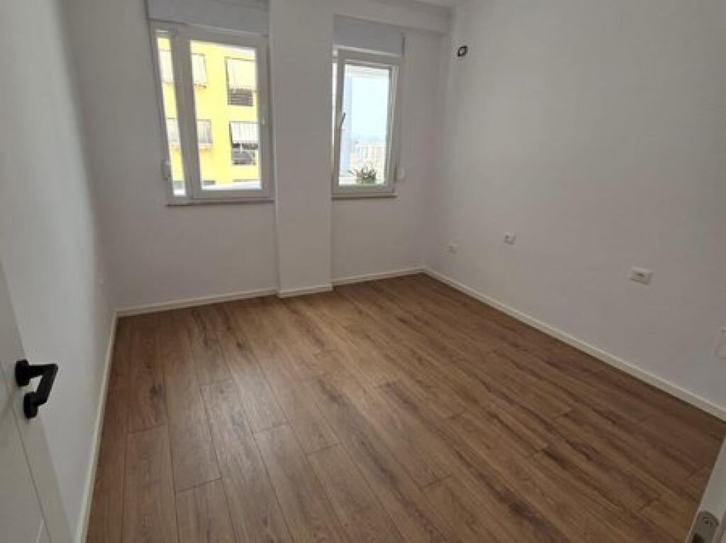 Shitet, Apartament 2+1+2, Rruga e Kavajës.
