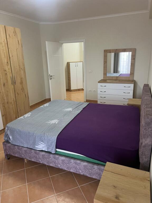 Ne zonen e Yzberishtit,pas Kompleksit Grand Gallery jepet me qera apartament 2+1,e mobiluar 450 Euro