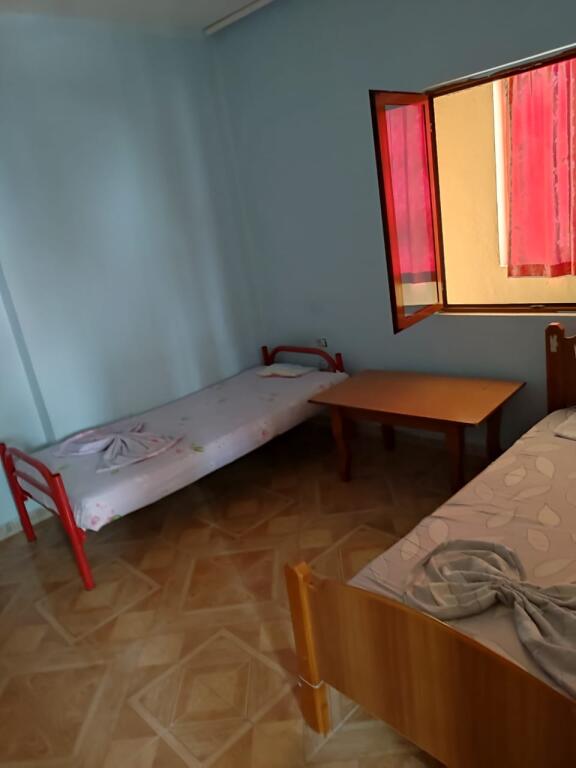 Apartament 2+1. 30000 leke.Prane tregut te Medreses.