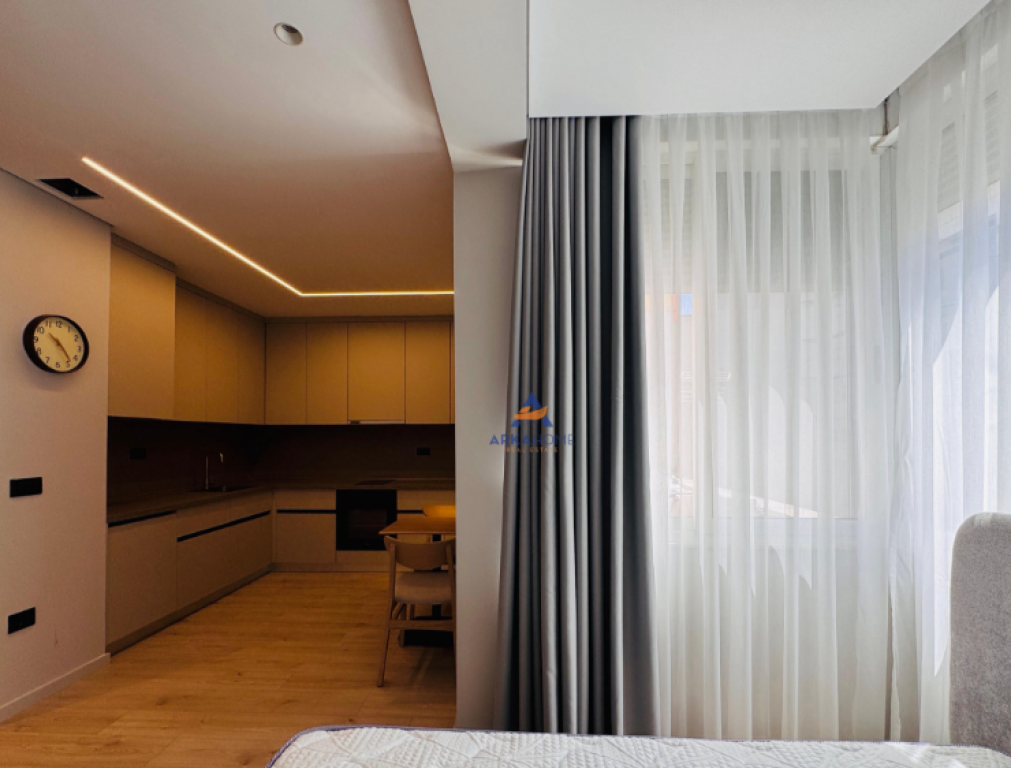 SHITEN 3 APARTAMENTE SË BASHKU 3+1+BALLKON “PAZARI I RI” 365.000 EURO.