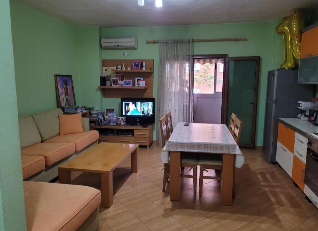 Shitet  apartament  1+1 Ruga 5 maji prane qendres Emerald