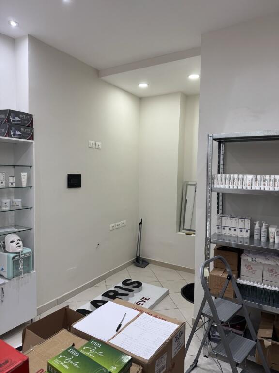 Jepet me qira ambient biznesi në qendër të Tiranës – Rruga Jeronim de Rada (pranë qendres tregtare Toptani)
