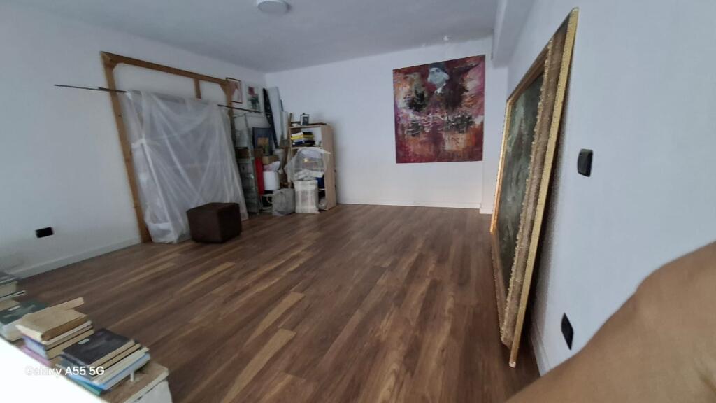 Office for rent in the Paris Commune area.