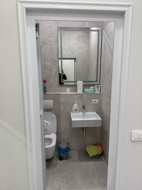 Jepet me qira ambient biznesi në qendër të Tiranës – Rruga Jeronim de Rada (pranë qendres tregtare Toptani)
