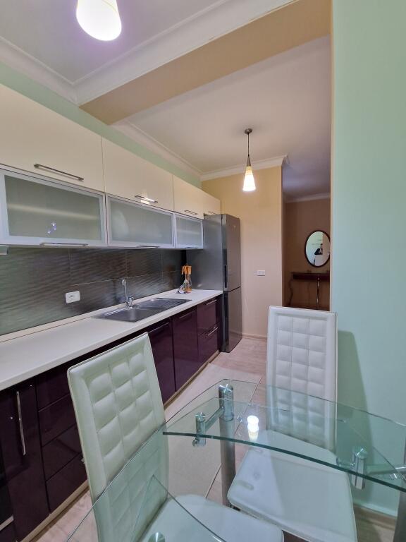 Jepet me qera duper apartament 1+1 Bllok 750€