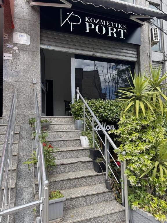 Jepet me qira ambient biznesi në qendër të Tiranës – Rruga Jeronim de Rada (pranë qendres tregtare Toptani)
