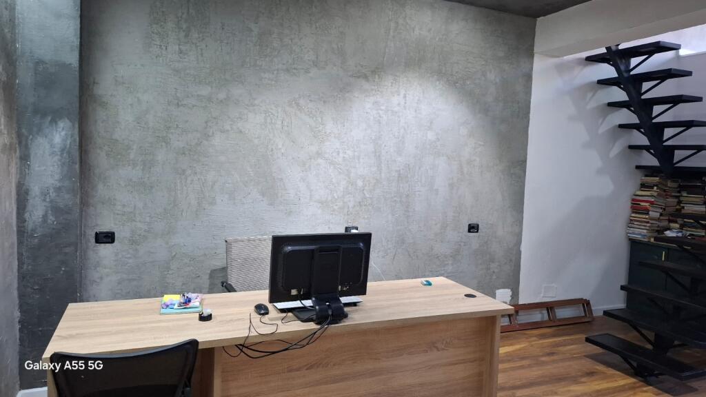 Office for rent in the Paris Commune area.