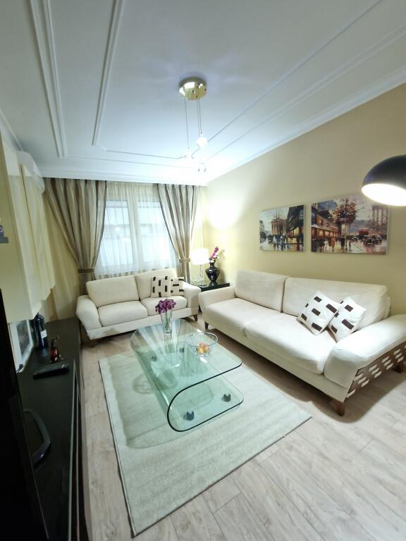 Jepet me qera duper apartament 1+1 Bllok 750€