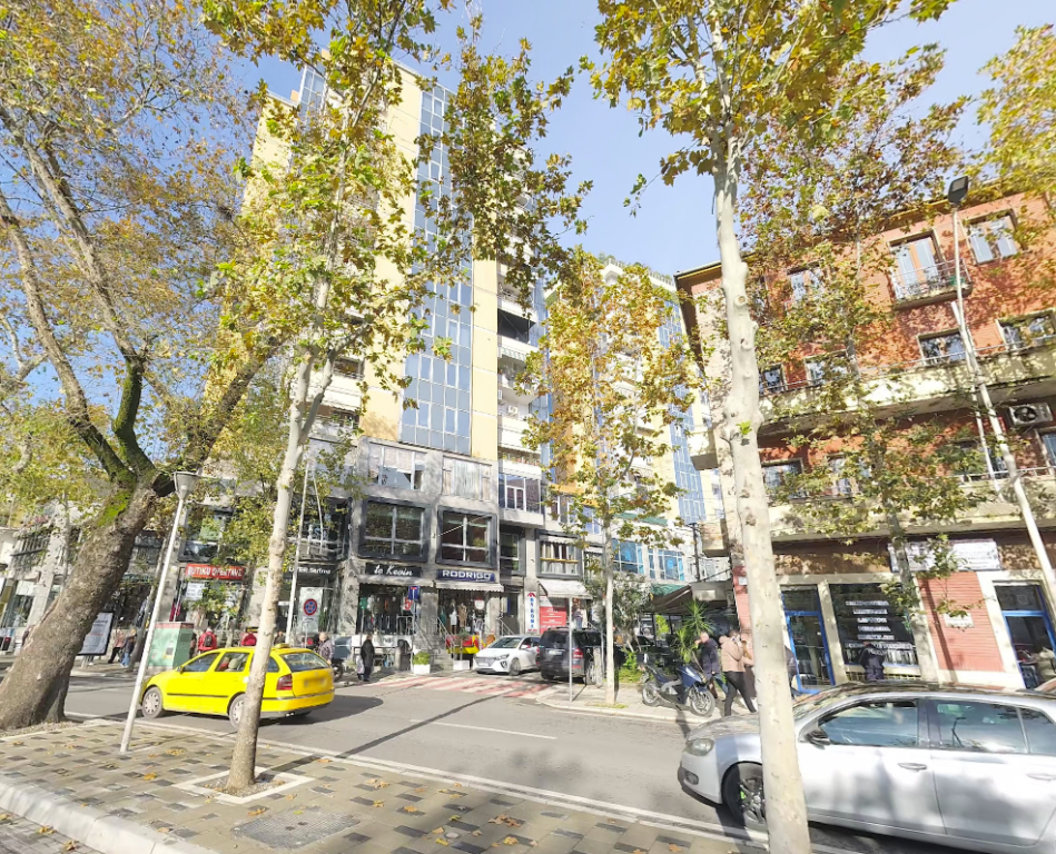 Jepet me qira ambient biznesi në qendër të Tiranës – Rruga Jeronim de Rada (pranë qendres tregtare Toptani)
