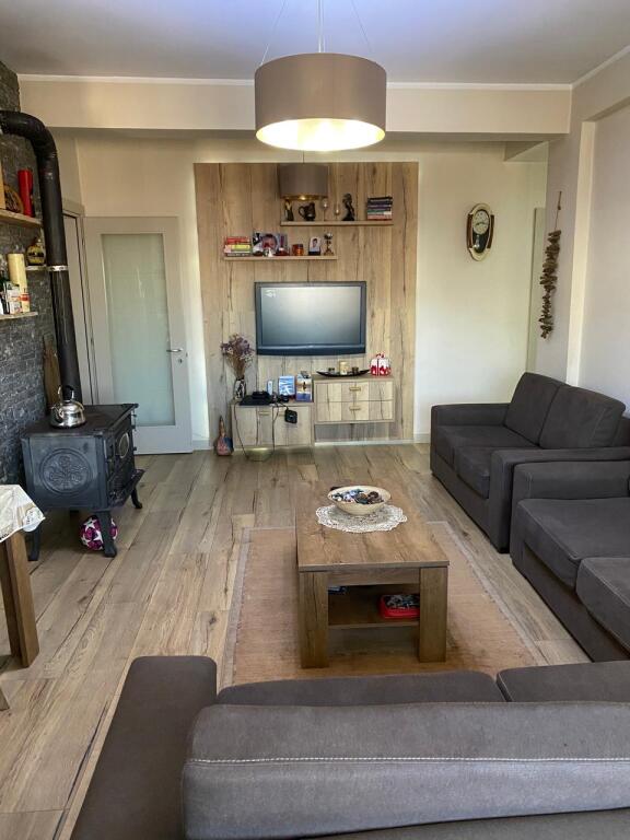 Jap me qera apartament 2+ 1 + garazhd Durres