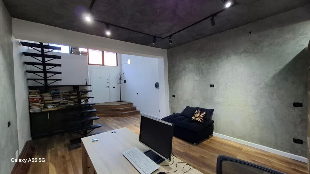 Office for rent in the Paris Commune area.