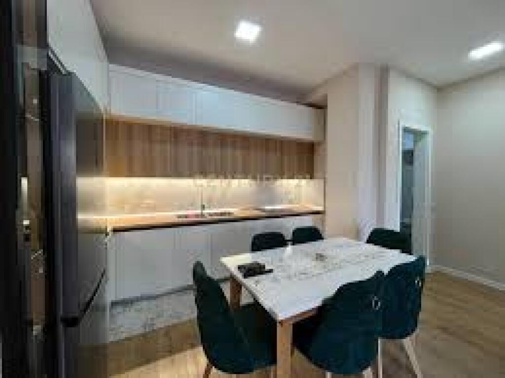 Shitet Apartament 2+1+2 Buze rruge kryesore me Hipotek
