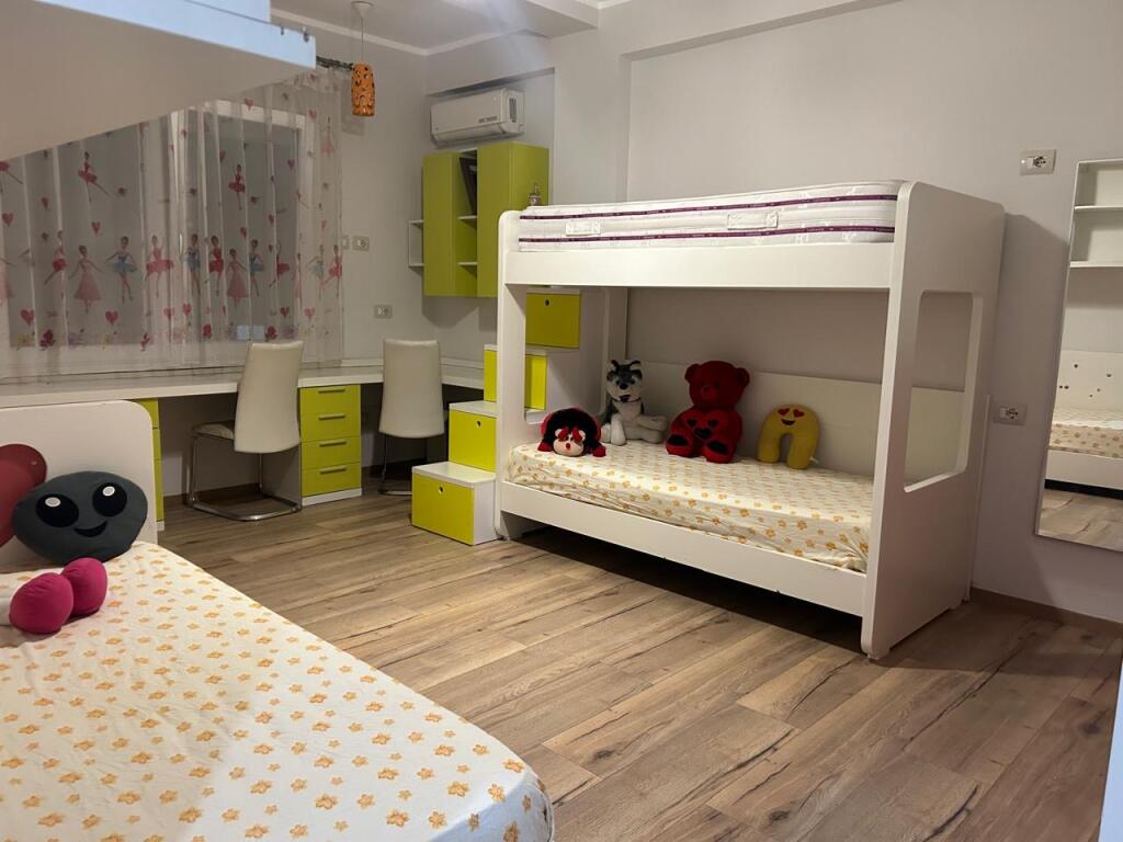 Jap me qera apartament 2+ 1 + garazhd Durres