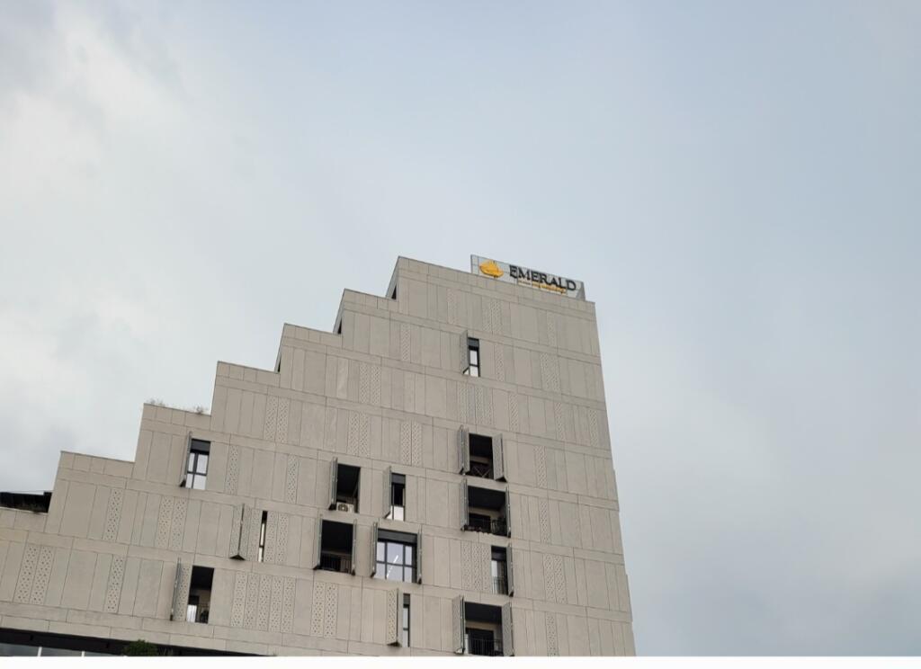 Shitet  apartament  1+1 Ruga 5 maji prane qendres Emerald