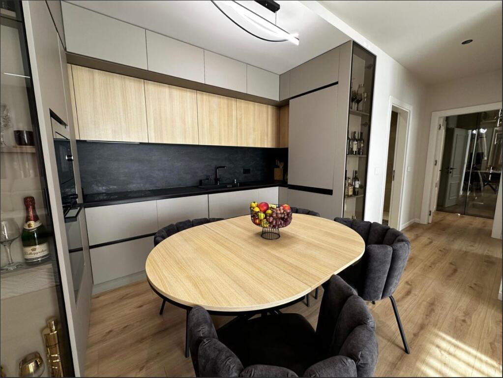 Apartament modern 2+1+2 me parkim te perfshire te Bulevardi i Ri