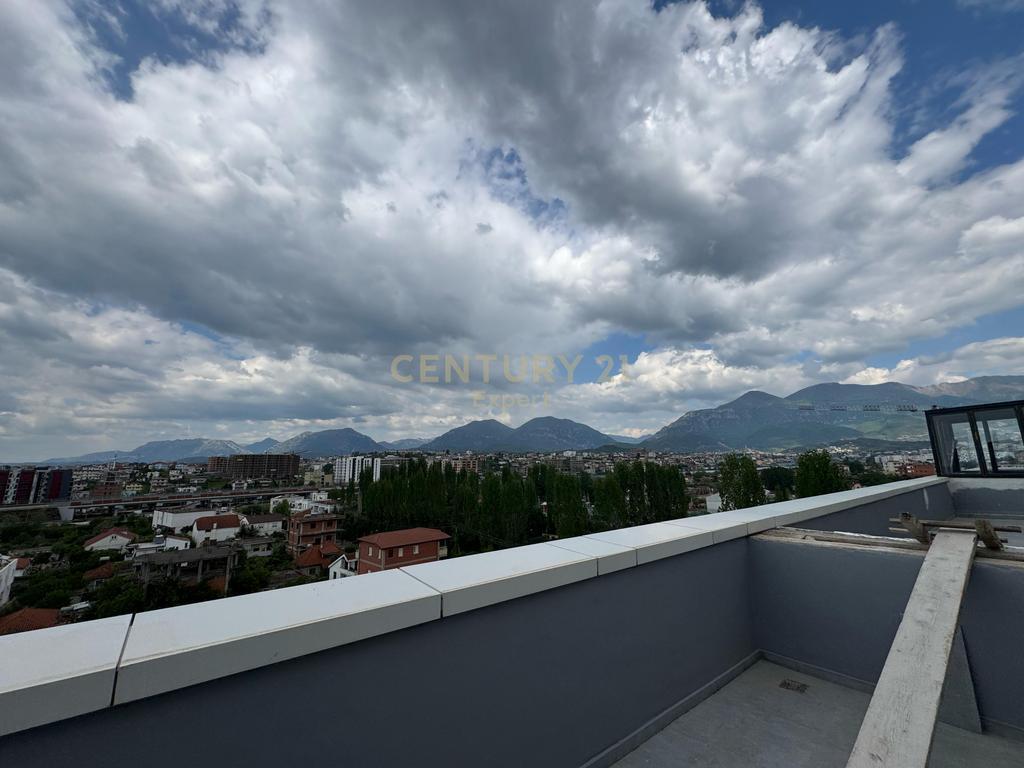 We rent a 2+1 apartment at the end of Bulevardi i Ri!