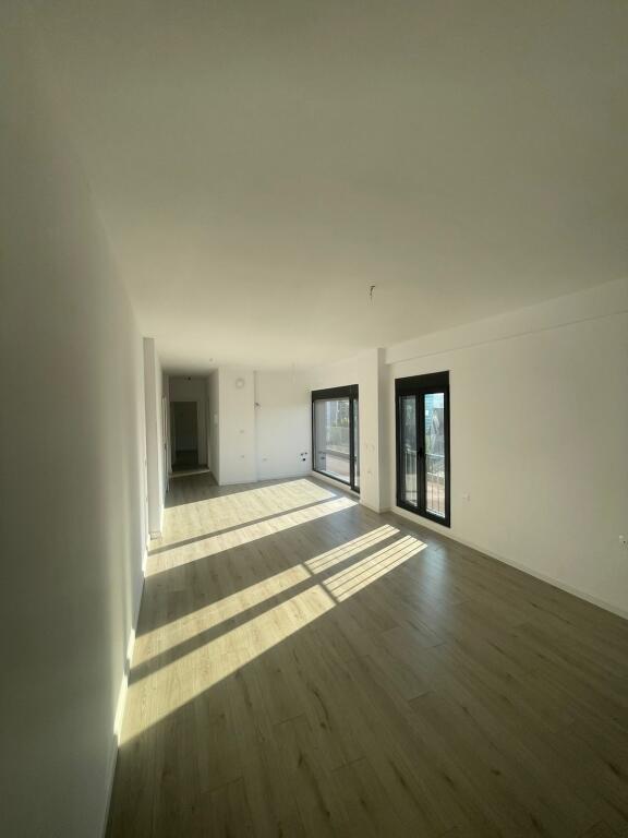 SUPER AMBIENT PER ZYRE ME QIRA TE RRUGA ELBASANIT