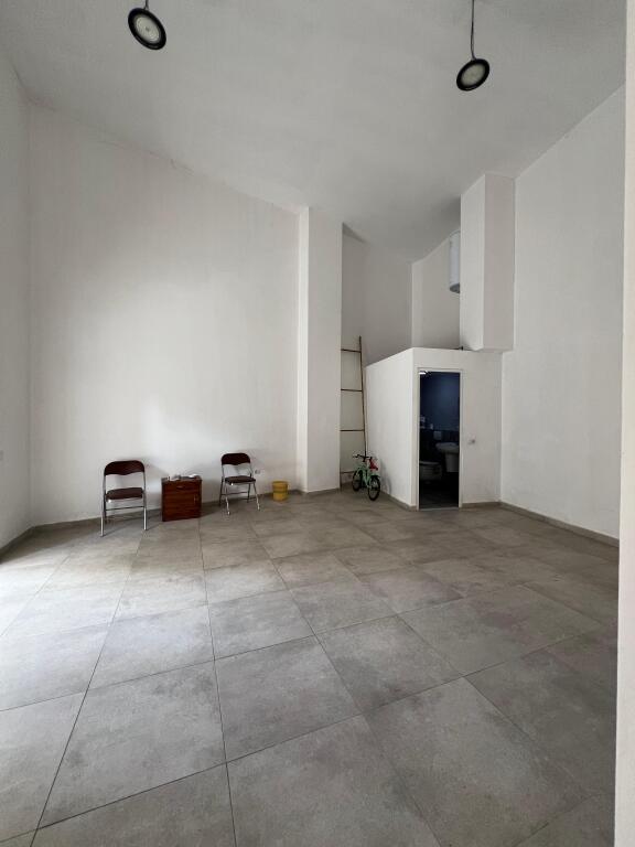 AFFITTASI Locale Commerciale 📍Via Barrikadave 🏢Piano: 0 📐Superficie: 55m² 💶Prezzo: 700€