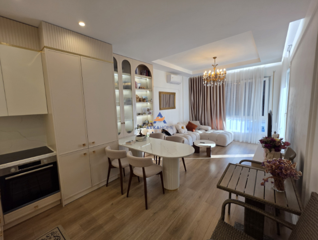 JEPET APARTAMENT ME QERA 1+1+BALLKON "RRUGA XHANFIZE KEKO, PORCELAN" 75.000 LEKË.