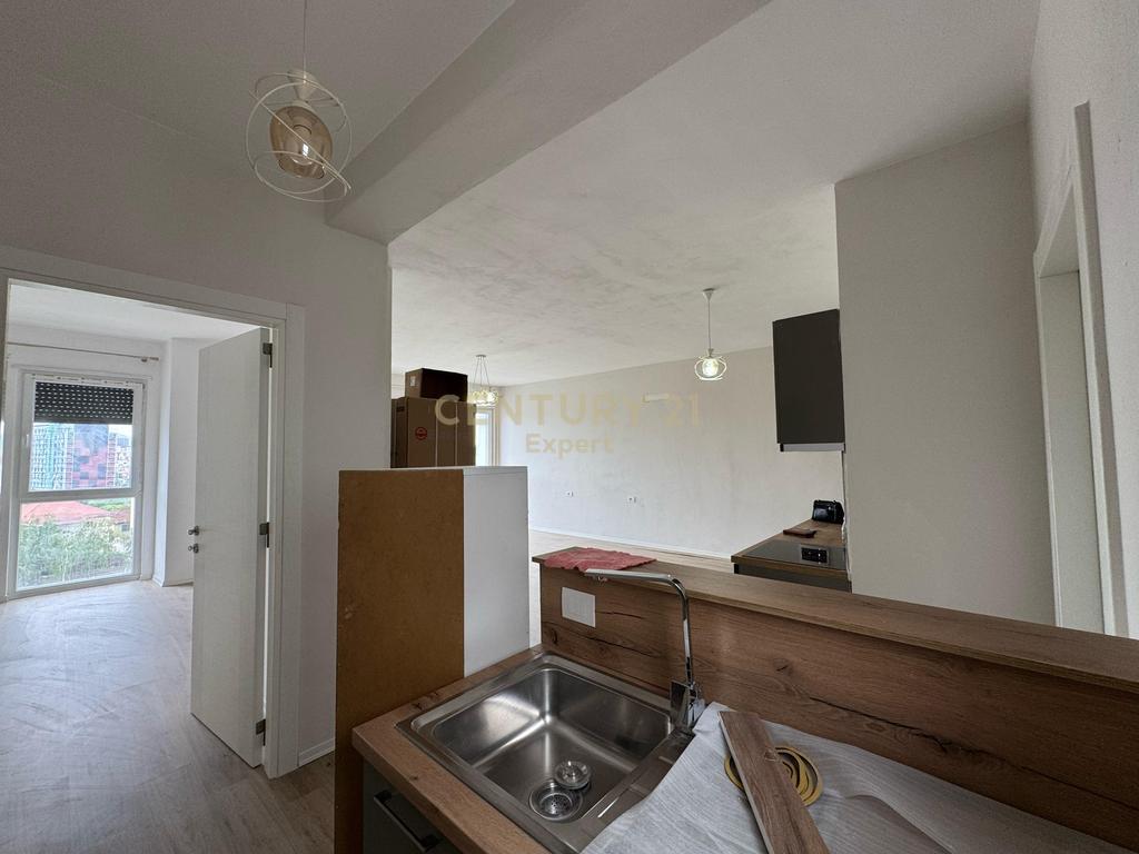 We rent a 2+1 apartment at the end of Bulevardi i Ri!