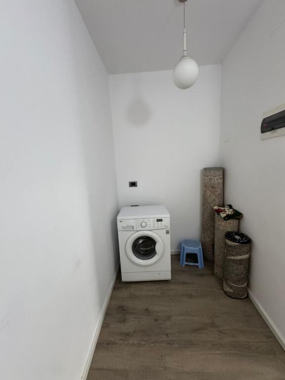Shitet apartament 2+1 tek Komuna e Parisit