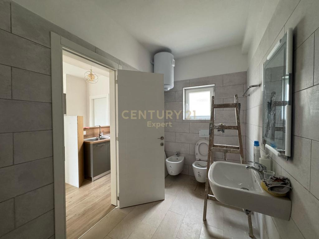 We rent a 2+1 apartment at the end of Bulevardi i Ri!