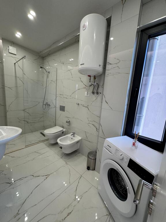 Apartament modern 1+1 per qira  me parkim  Kodra e Diellit Arredim modern Orientim me diell Pamje nga kopshti botanik Kati i 5    Cmimi: 700 euro/muaj