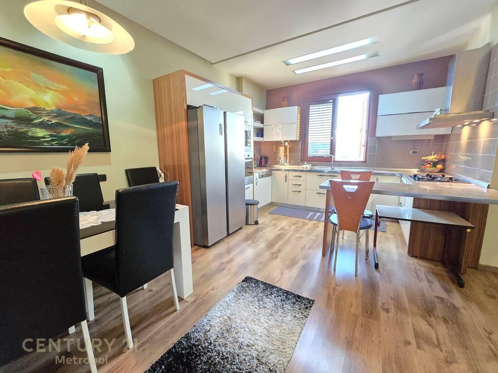 SHESIM APARTAMENT 1+1 (106m² neto, i konvertuar ne 2+1 ) ISH TREGU ELEKTRIK