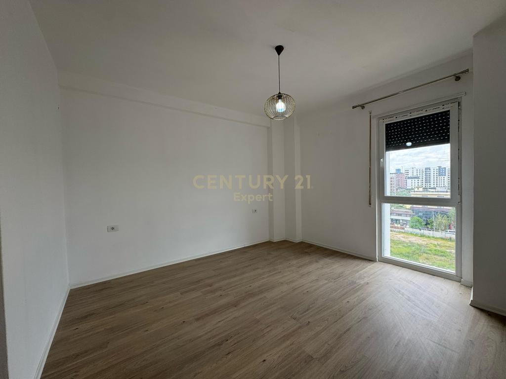 We rent a 2+1 apartment at the end of Bulevardi i Ri!