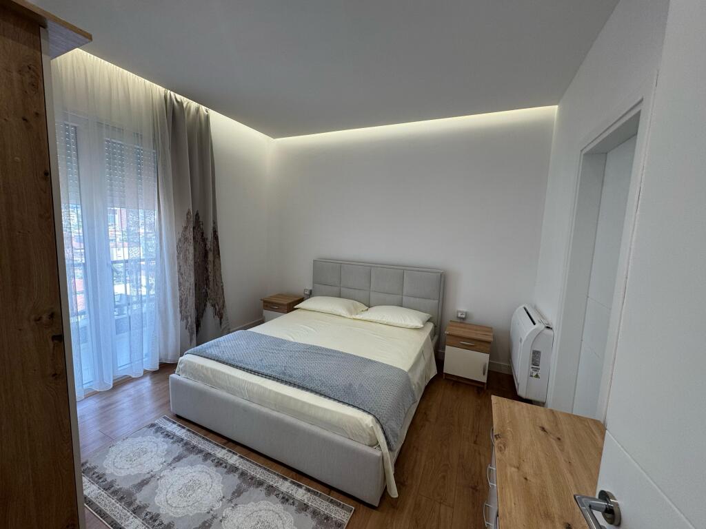 🏡 Jepet me Qira Apartament 2+1 me Parkim – Zona 5 Maji, Tiranë  📍 Lokacioni: Zona 5 Maji, një nga zonat  në zhvillim të Tiranës 🏢 Kati: 7 🏗️ Pallat i Ri me ashensor 📐 Tipologjia:  • 2 Dhoma Gjumi  • Sallon + Kuzhinë e përbashkët  • 1 Banjo  • 1 Ballkon 🚗 Përfshihet vend parkimi  💶 Çmimi Mujor: 800€  ✅ Apartamenti është i mobiluar, ndriçim natyral shumë i mirë, organizim funksional i hapësirës dhe ndodhet në një zonë të aksesueshme me të gjitha shërbimet pranë: markete, farmaci, shkolla etj.  📞 Për më shumë informacion ose për të organizuar një vizitë, kontaktoni në