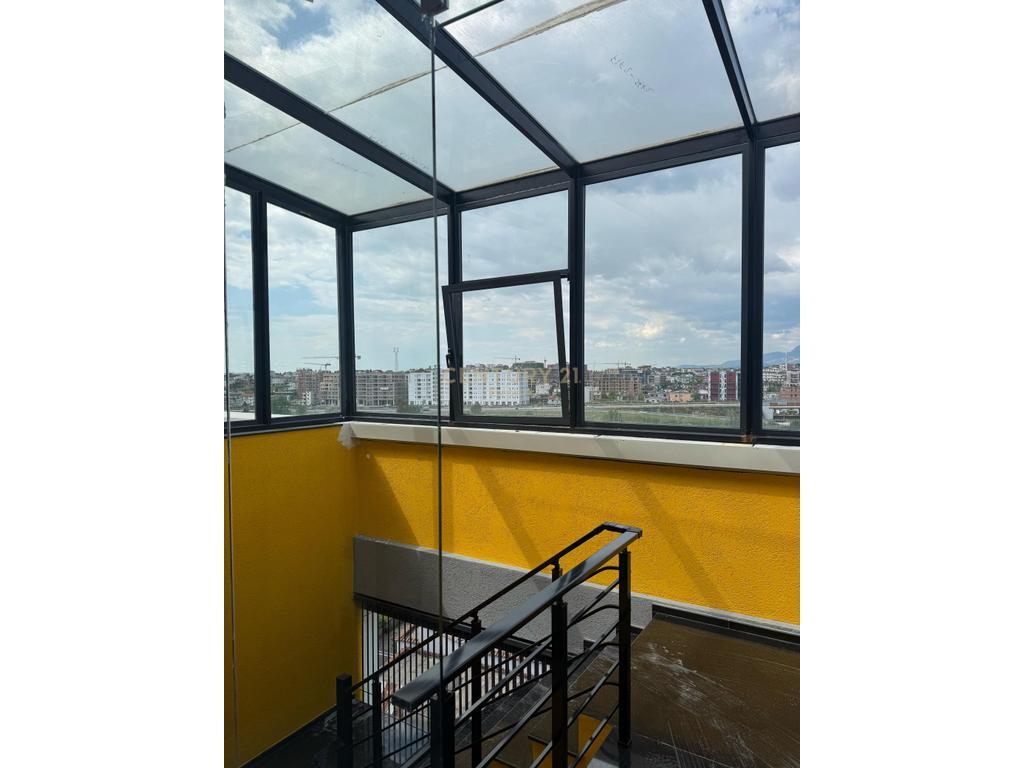 We rent a 2+1 apartment at the end of Bulevardi i Ri!