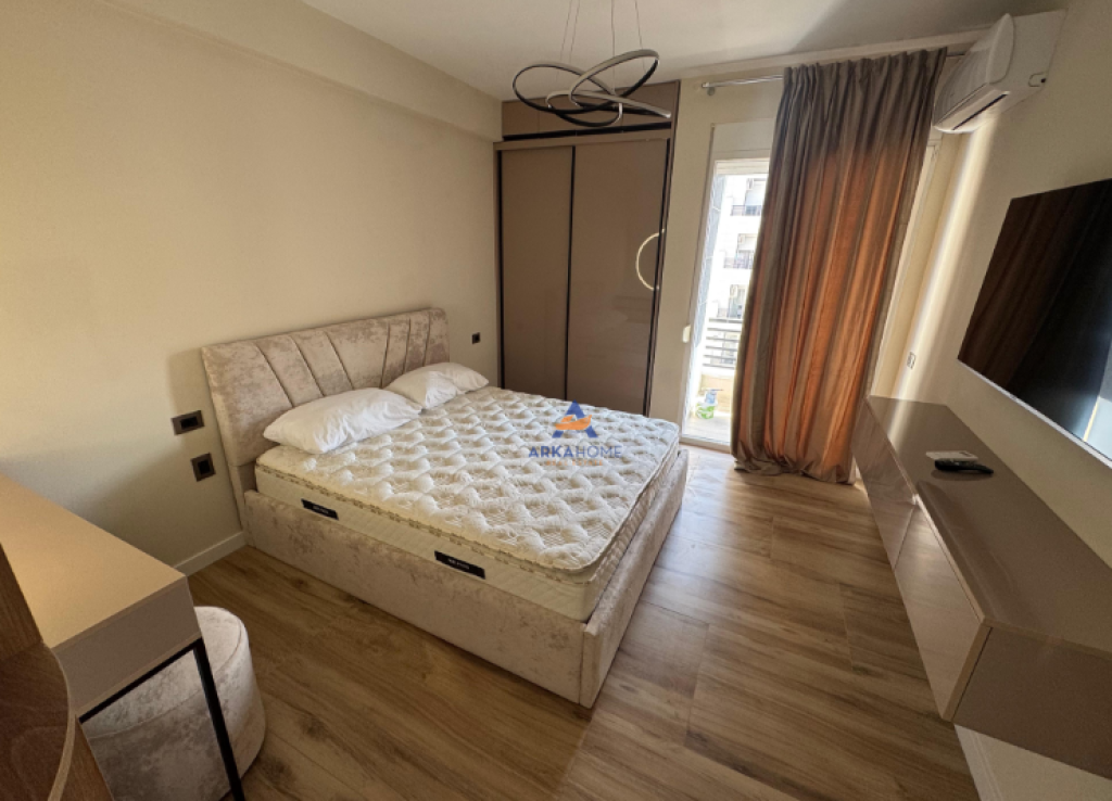 JEPET APARTAMENT ME QERA 1+1+BALLKON "KOMPLEKSI STAR, ISH PARKU I AUTOBUZAVE" 600 EURO.