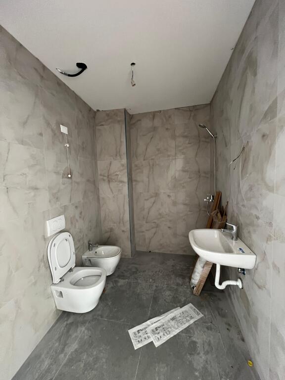 Apartament për shitje 2+1+2 tualete +Post Parkimi, ”Lake View Residence” Tiranë.