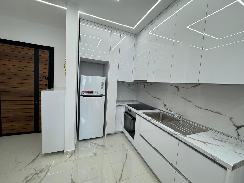 Apartament modern 1+1 per qira  me parkim  Kodra e Diellit Arredim modern Orientim me diell Pamje nga kopshti botanik Kati i 5    Cmimi: 700 euro/muaj
