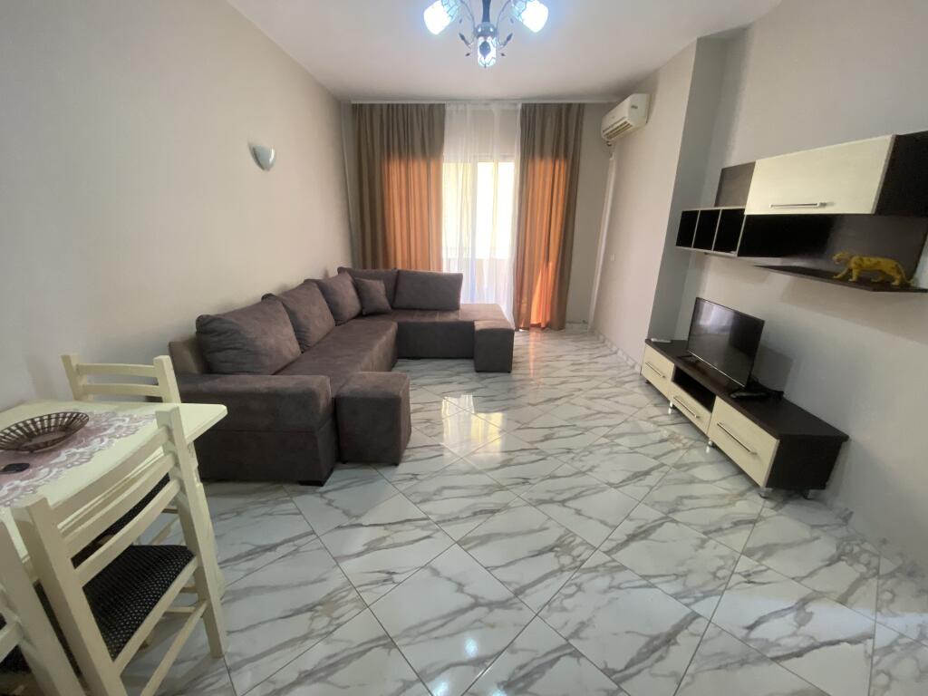 2+1,imobiluar ne yzberisht,te unik bar,cmimi 500 euro