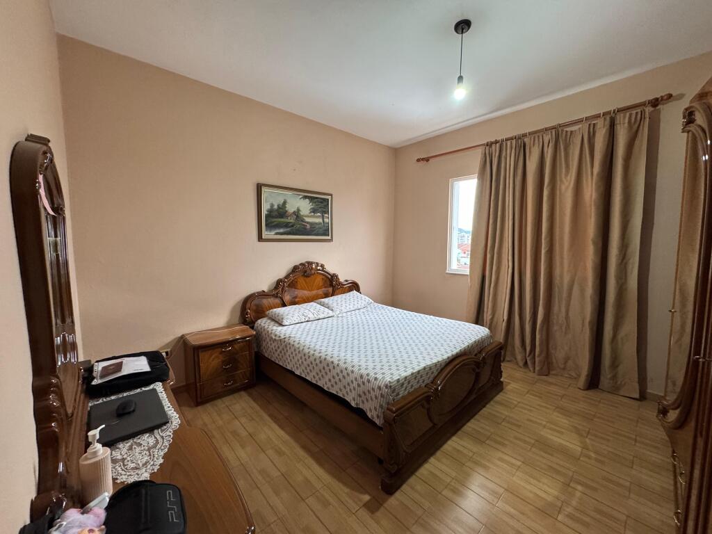 Shitet apartament 2+1  Kati 3 godine private (Kati fundit )  Shitet e mobiluar  Siperfaqe totale 125 m2  Siperfaqe neto 109.9 m2  Cmimi 140 milion leke  Alidem prane Tregut te ri elektrik