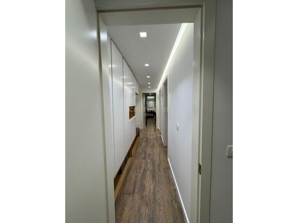 Shitet, Apartament 2+1, Brylli
