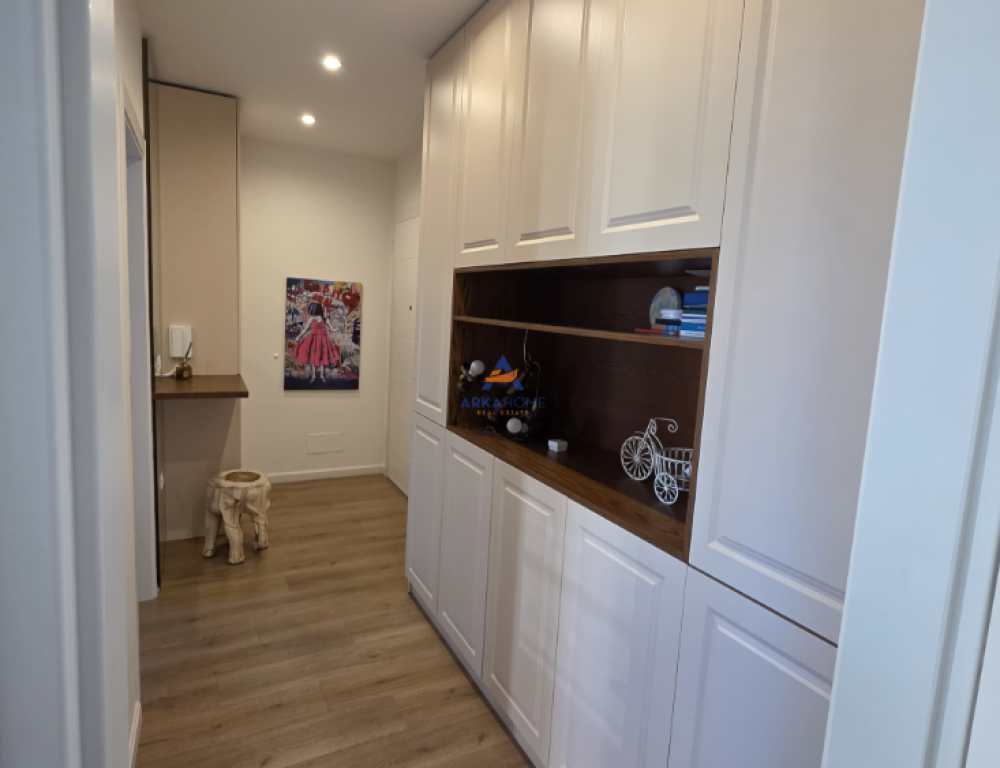 JEPET APARTAMENT ME QERA 1+1+BALLKON "RRUGA XHANFIZE KEKO, PORCELAN" 75.000 LEKË.