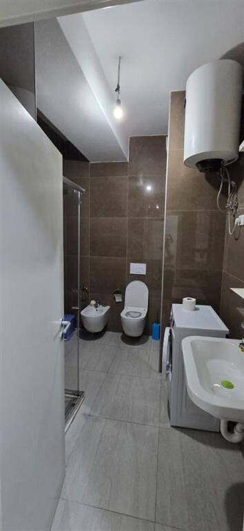 Ne zonen e Ali Demit,Kompleksi Mangalem,jepet me qera apartament 2+1,i mobiluar 45,000Leke    