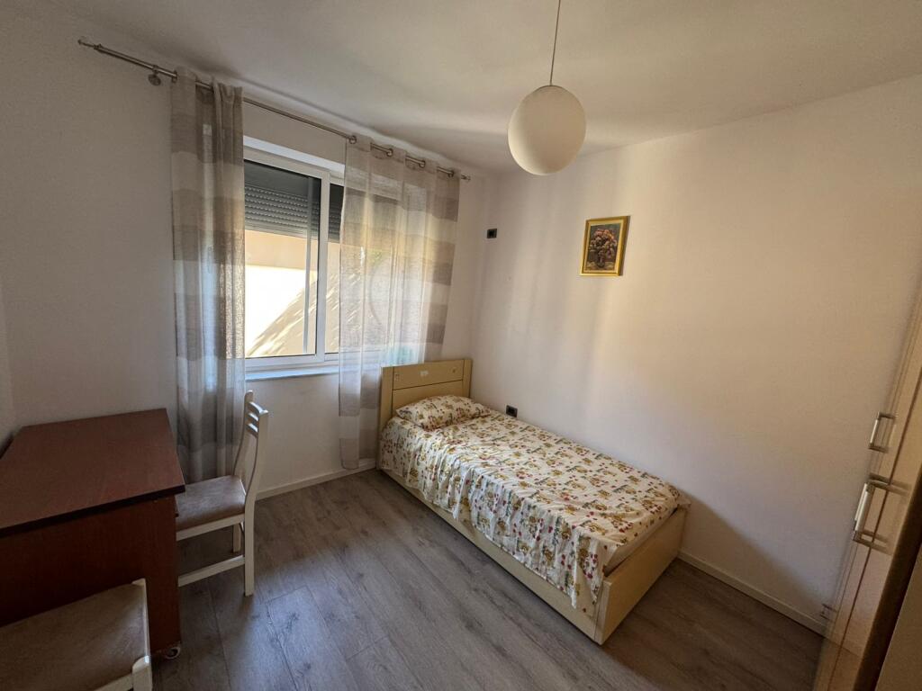 Shitet apartament 2+1 tek Komuna e Parisit