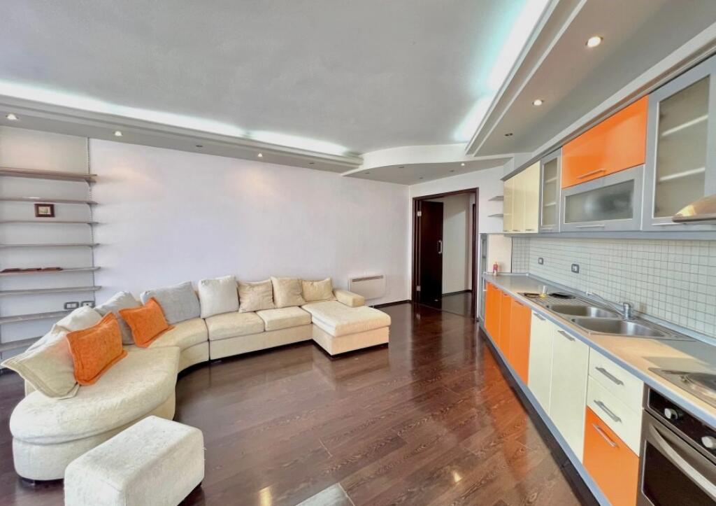 🏢Ne zonen e Kodres se Diellit,Rr.Abraham Lincoln,prane jepet me qera apartament 2+1,i mobiluar.60,000Leke