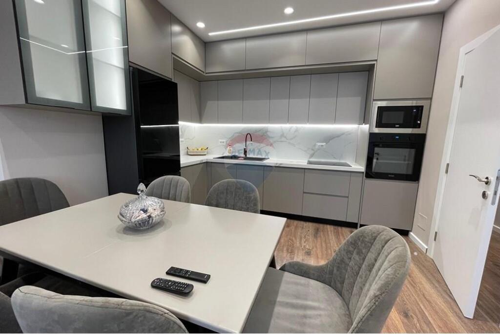 Rr. Ali Demi, Tregu I Ri Elektrik, Japim me Qira Apartament 2+1. !
