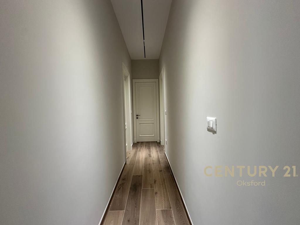 Jepet me Qira Apartament Modern 2+1+Verandë, në Kompleksin Deliorgji!