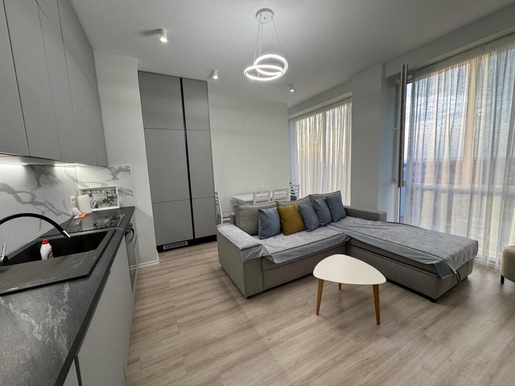✨ Apartament me qira – 1+1 + ballkon + parkim ✨  📍 Rr. Riza Cerova, kryqëzimi me Rr. 4 Dëshmorët  🏢 Pallat i ri (2023), kati 9  📐 55 m² | 🛋️ I mobiluar totalisht | 🚗 Vend parkimi në katin -2   Gati për banim, me punime cilësore shtesë! Cmimi 750€ I diskutueshem    📩 Për më shumë info ose vizitë, kontakto në D
