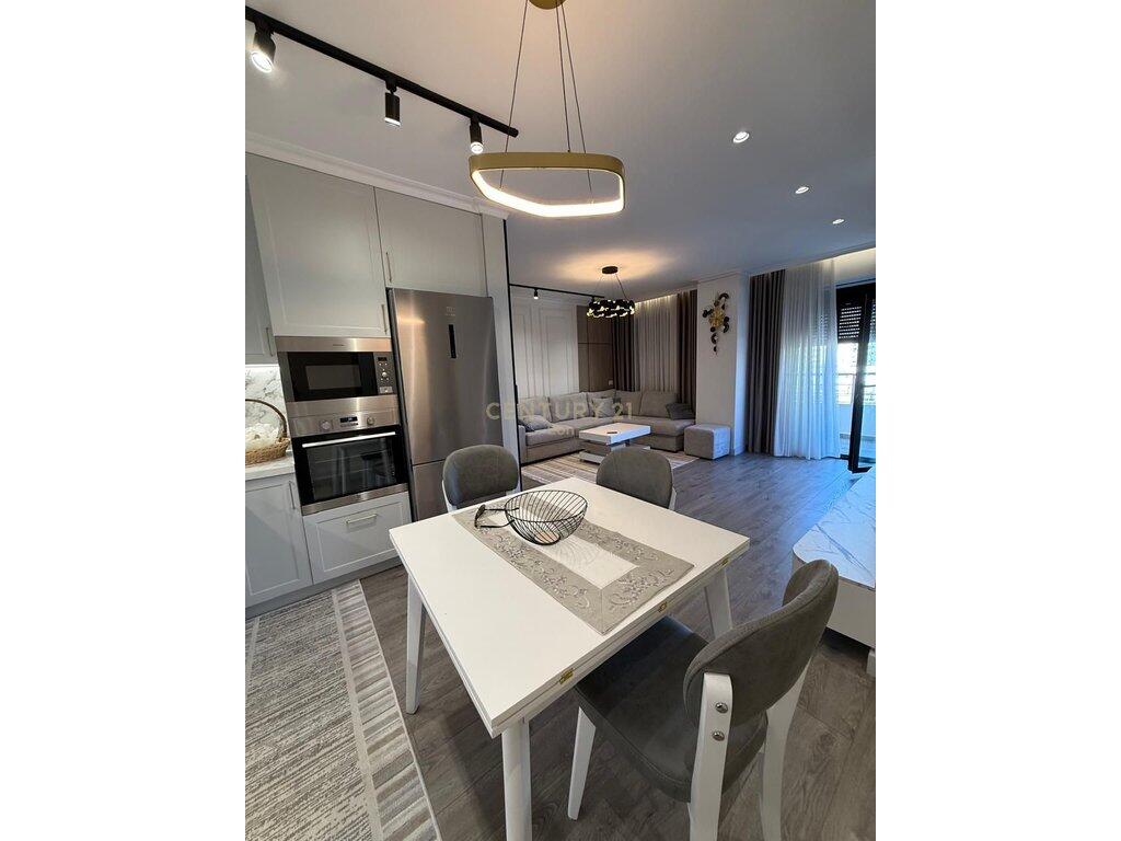 Vendiamo Super Appartamento 2+1+2 Insieme a 2 garage Vicino alla scuola 'Qemal Mici' 205.000 €