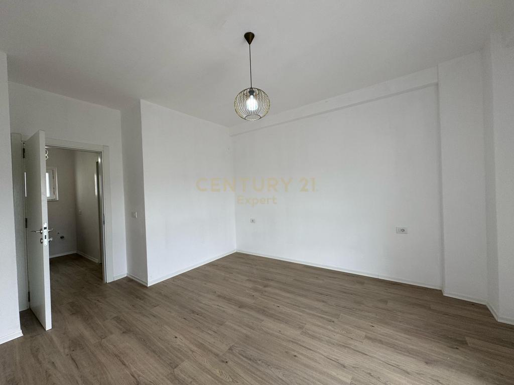 We rent a 2+1 apartment at the end of Bulevardi i Ri!