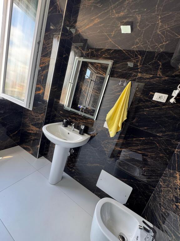 🏡 Jepet me Qira Apartament 2+1 me Parkim – Zona 5 Maji, Tiranë  📍 Lokacioni: Zona 5 Maji, një nga zonat  në zhvillim të Tiranës 🏢 Kati: 7 🏗️ Pallat i Ri me ashensor 📐 Tipologjia:  • 2 Dhoma Gjumi  • Sallon + Kuzhinë e përbashkët  • 1 Banjo  • 1 Ballkon 🚗 Përfshihet vend parkimi  💶 Çmimi Mujor: 800€  ✅ Apartamenti është i mobiluar, ndriçim natyral shumë i mirë, organizim funksional i hapësirës dhe ndodhet në një zonë të aksesueshme me të gjitha shërbimet pranë: markete, farmaci, shkolla etj.  📞 Për më shumë informacion ose për të organizuar një vizitë, kontaktoni në