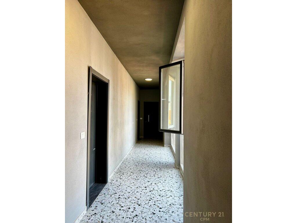 Apartament 2+1+Post Parkimi me qira tek Shkolla e Kuqe