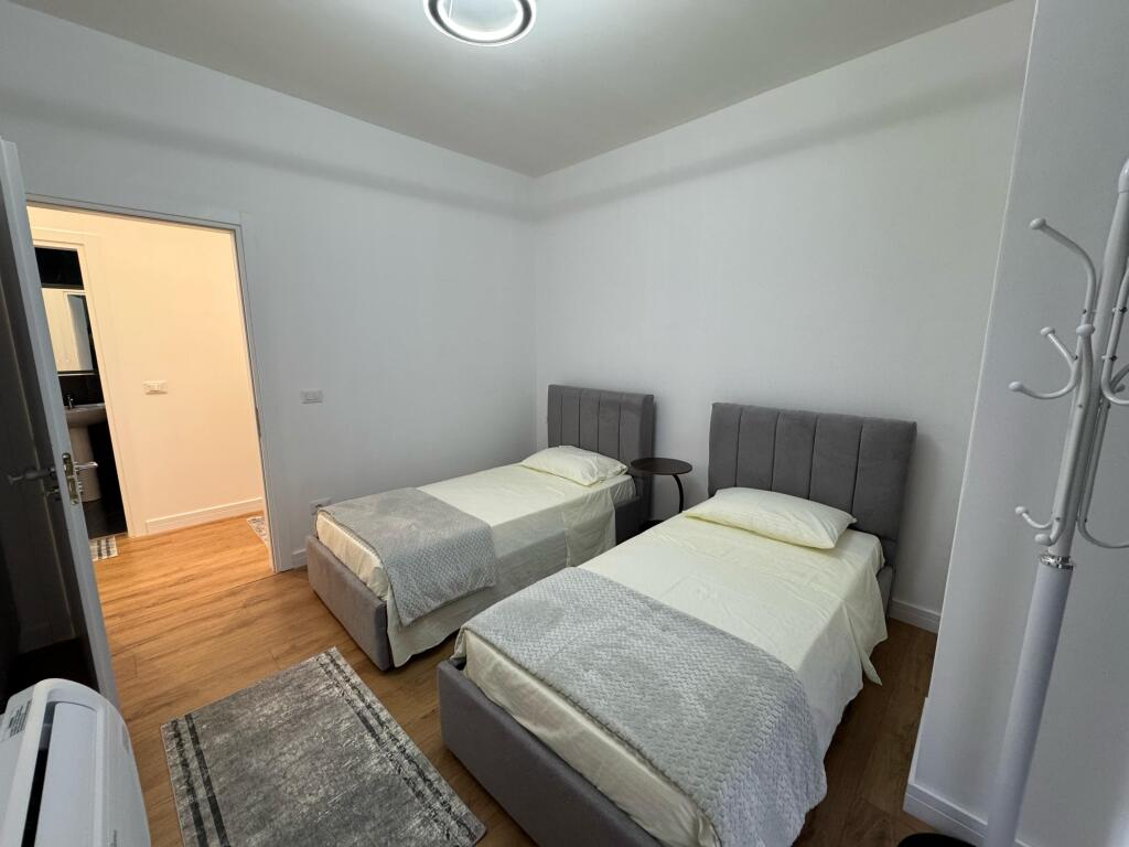 🏡 Jepet me Qira Apartament 2+1 me Parkim – Zona 5 Maji, Tiranë  📍 Lokacioni: Zona 5 Maji, një nga zonat  në zhvillim të Tiranës 🏢 Kati: 7 🏗️ Pallat i Ri me ashensor 📐 Tipologjia:  • 2 Dhoma Gjumi  • Sallon + Kuzhinë e përbashkët  • 1 Banjo  • 1 Ballkon 🚗 Përfshihet vend parkimi  💶 Çmimi Mujor: 800€  ✅ Apartamenti është i mobiluar, ndriçim natyral shumë i mirë, organizim funksional i hapësirës dhe ndodhet në një zonë të aksesueshme me të gjitha shërbimet pranë: markete, farmaci, shkolla etj.  📞 Për më shumë informacion ose për të organizuar një vizitë, kontaktoni në