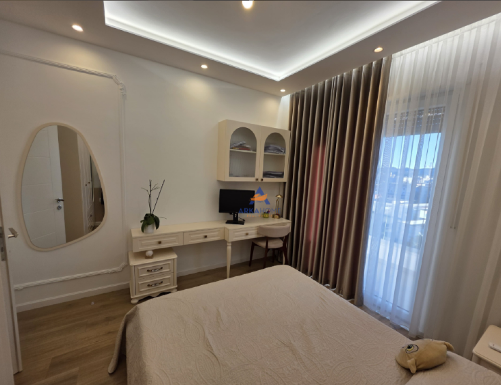 JEPET APARTAMENT ME QERA 1+1+BALLKON "RRUGA XHANFIZE KEKO, PORCELAN" 75.000 LEKË.